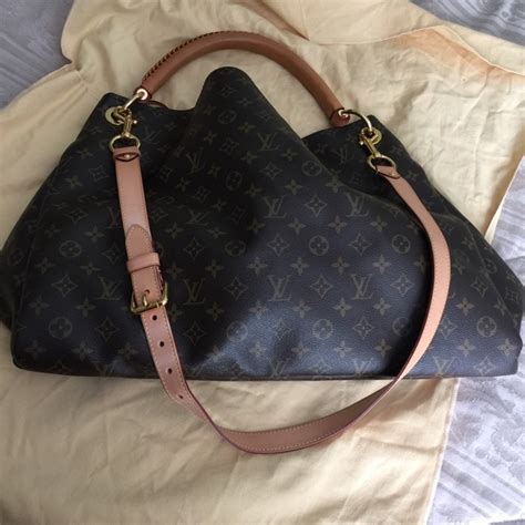 Louis Vuitton strap drop